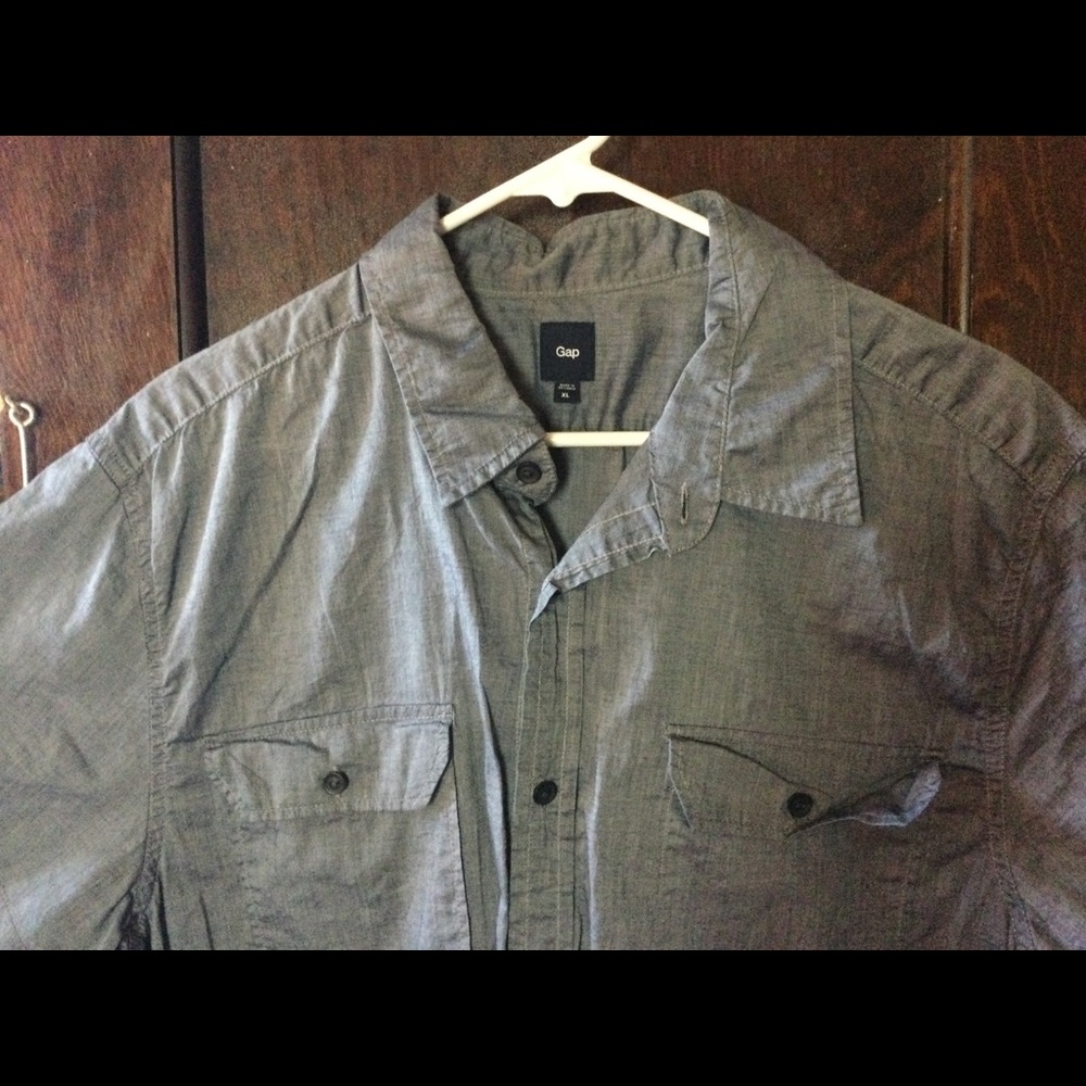 Men’s XL Gap button down short sleeve dress shirt